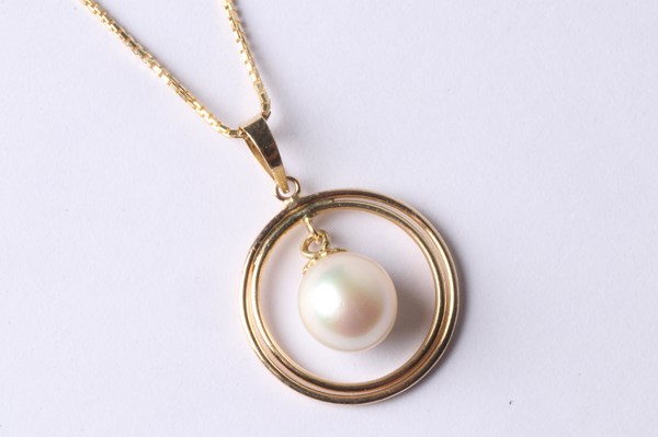 Lot 1027 - GOLD & PEARL PENDANT