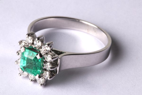 Lot 1018 - GOLD DIAMOND & EMERALD RING