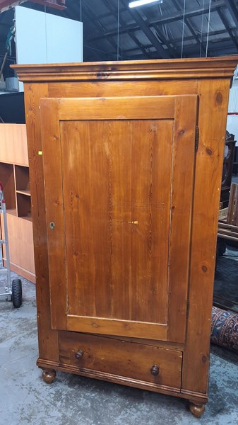 Lot 80 - WARDROBE