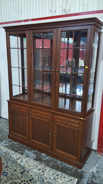 Lot 601 - DISPLAY CABINET