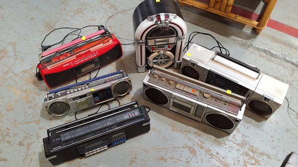 Lot 284 - RADIOS