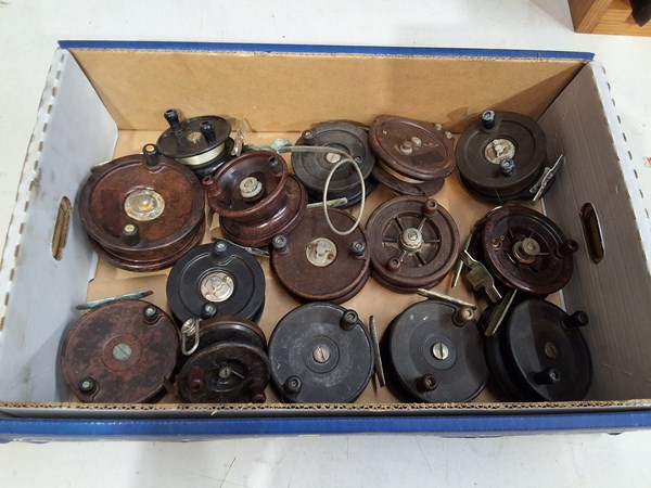 Lot 303 - FISHING REELS