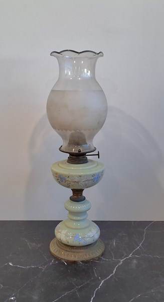 Lot 1405 - KEROSENE LAMP