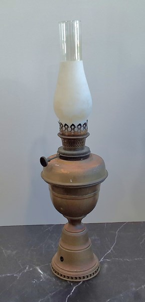 Lot 1504 - KEROSENE LAMP