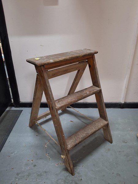 Lot 432 - STEP LADDER