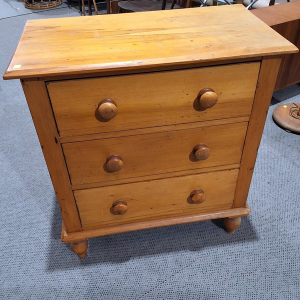 Lot 421 - CHEST OF DRAWERS