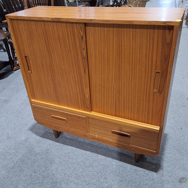 Lot 419 - SIDEBOARD