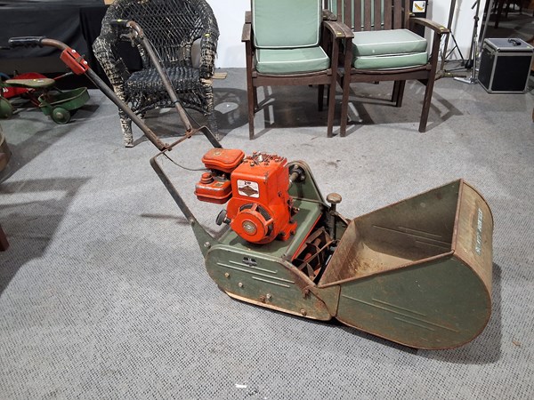 Lot 390 - LAWN MOWER