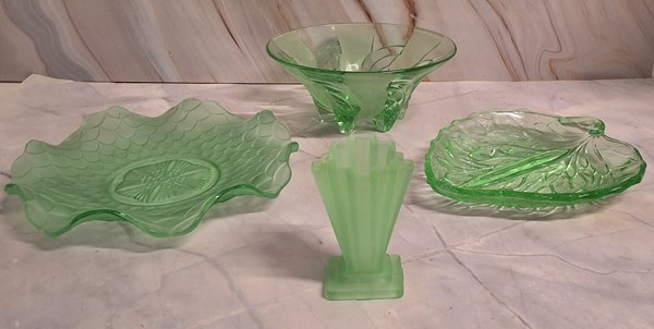 Lot 1265 - URANIUM GLASS