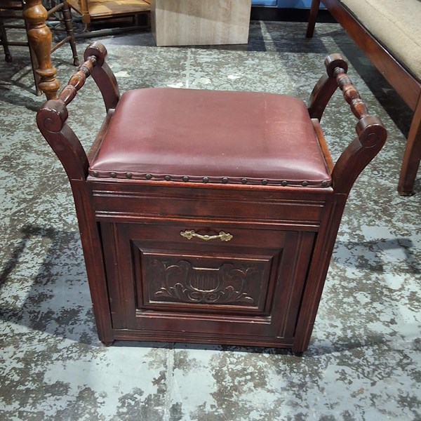 Lot 101 - PIANO STOOL