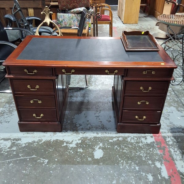 Lot 195 - DESK