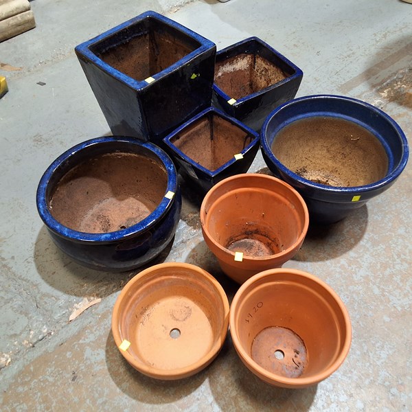 Lot 582 - PLANT POTS