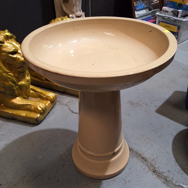 Lot 579 - BIRD BATH