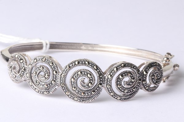 Lot 1028 - SILVER BANGLE