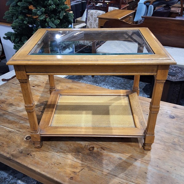 Lot 20 - LAMP TABLE