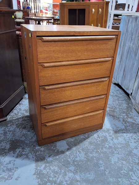 Lot 495 - CHEST OF DRAWERS