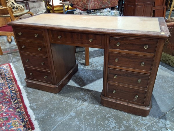 Lot 127 - PETITE DESK