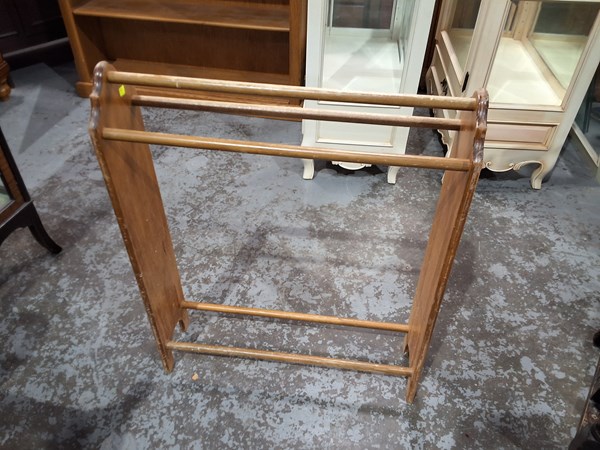 Lot 141 - TOWEL RAIL