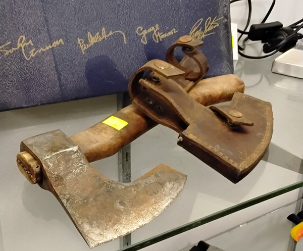 Lot 1369 - HATCHET