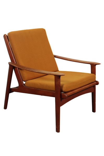 Lot 112 - LOUNGE CHAIR