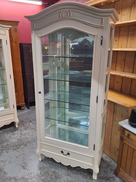 Lot 2 - DISPLAY CABINET