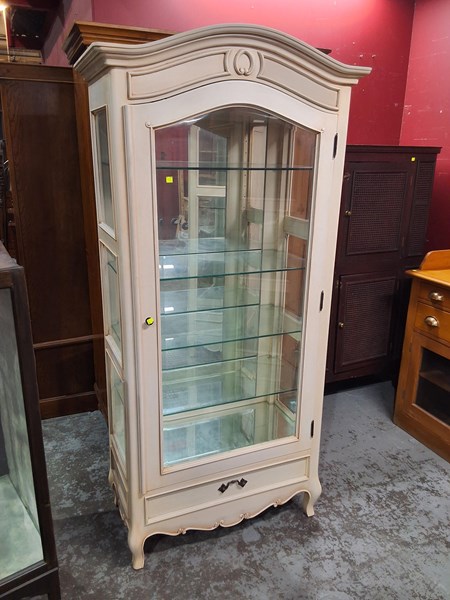 Lot 6 - DISPLAY CABINET