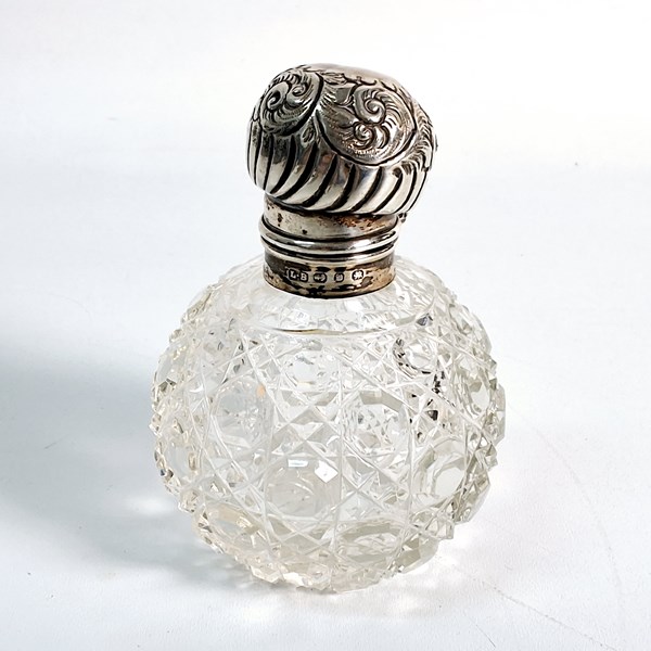 Lot 1056 - SCENT BOTTLE