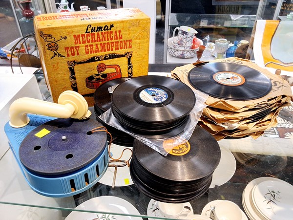 Lot 1442 - TOY GRAMOPHONE AND RECORDS