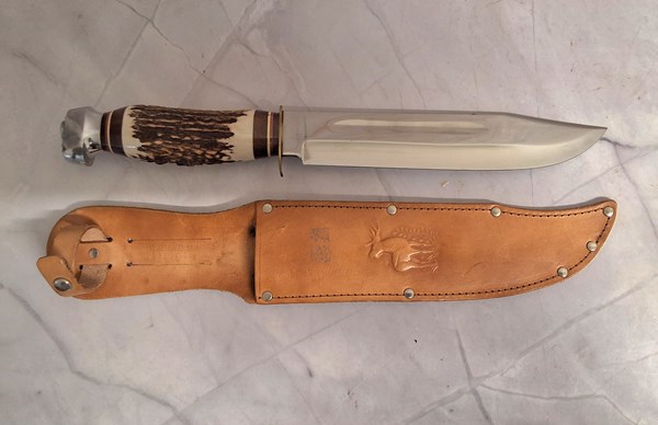 Lot 1315 - HUNTING KNIFE