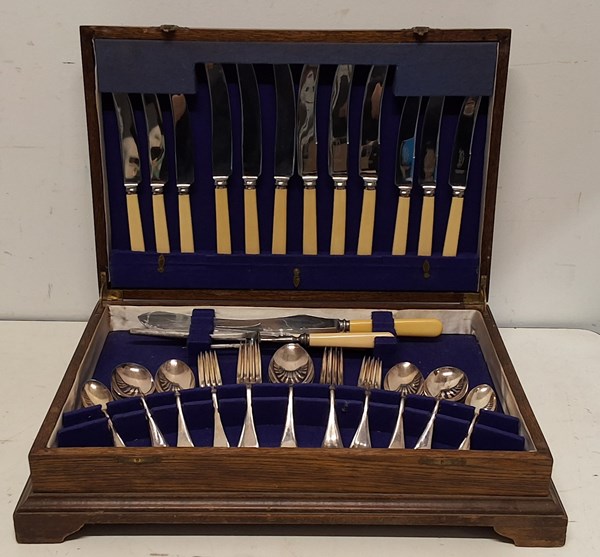 Lot 1428 - CUTLERY CANTEEN