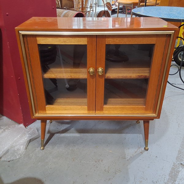 Lot 556 - PETITE DISPLAY CABINET