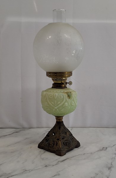 Lot 1508 - KEROSENE LAMP