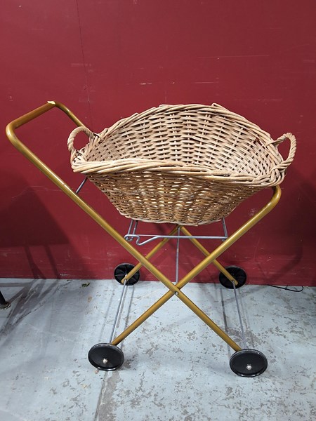 Lot 276 - LAUNDRY TROLLEY