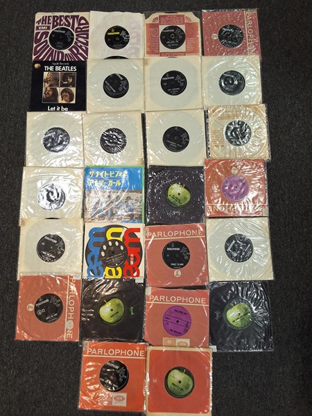 Lot 1256 - BEATLES VINYL 45'S