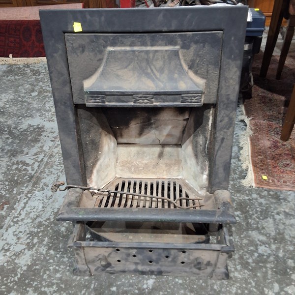 Lot 562 - FIREPLACE INSERT