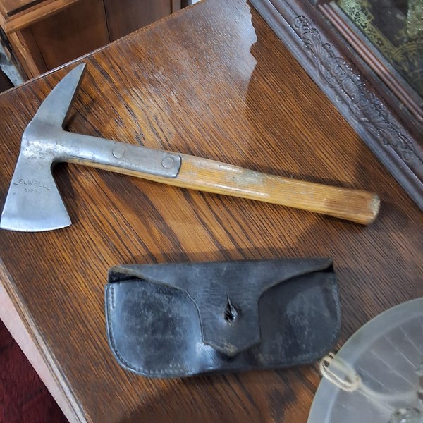 Lot 1371 - FIREMANS AXE