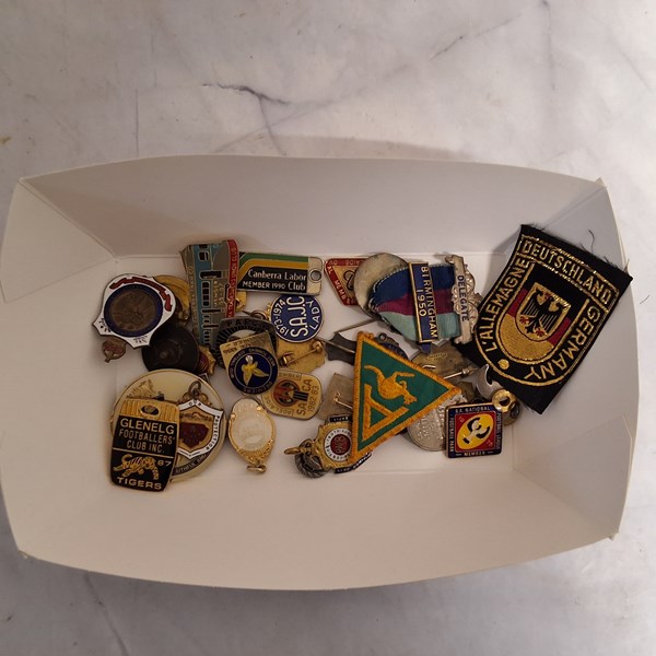 Lot 1084 - BADGES