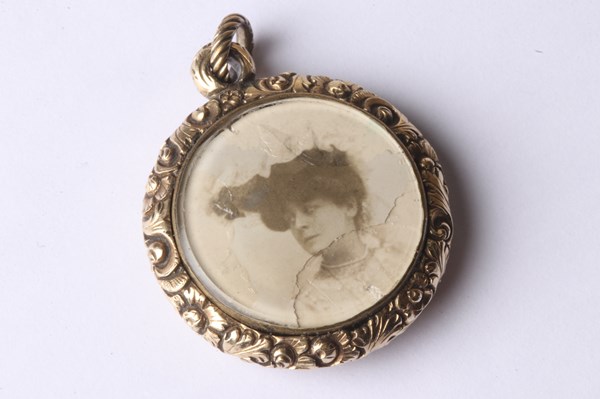 Lot 1062 - PENDANT LOCKET