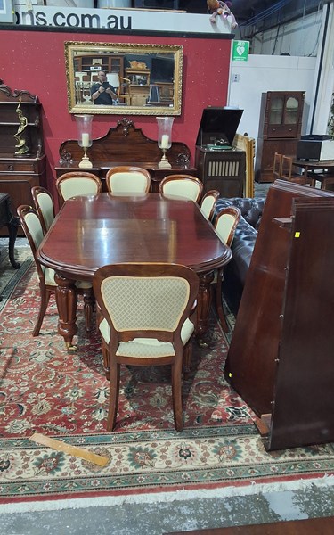 Lot 18 - DINING SUITE