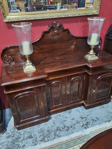 Lot 27 - SIDEBOARD