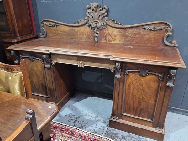 Lot 41 - SIDEBOARD