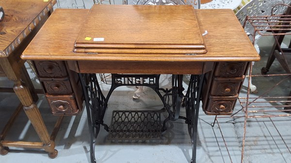 Lot 475 - SEWING MACHINE