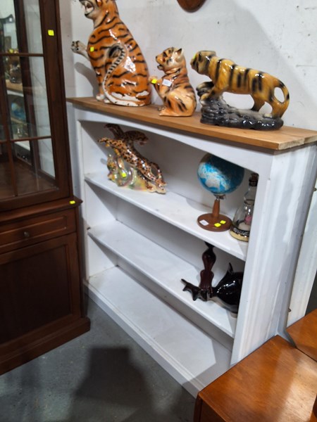 Lot 606 - BOOKSHELF