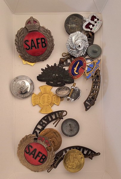 Lot 1051 - BADGES
