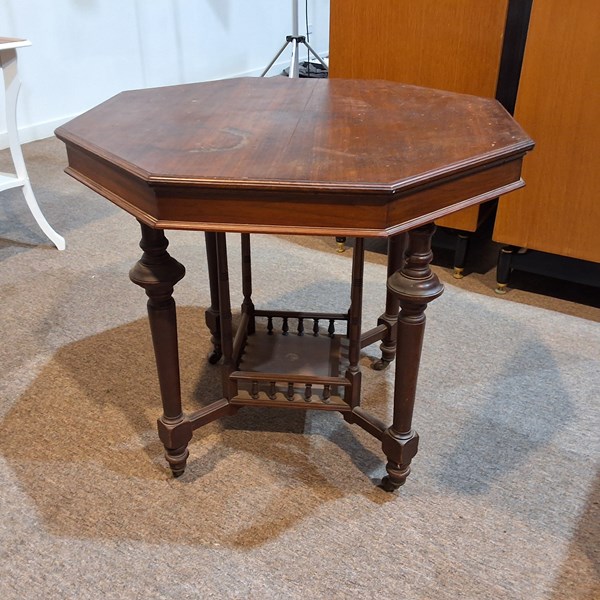 Lot 129 - OCCASIONAL TABLE