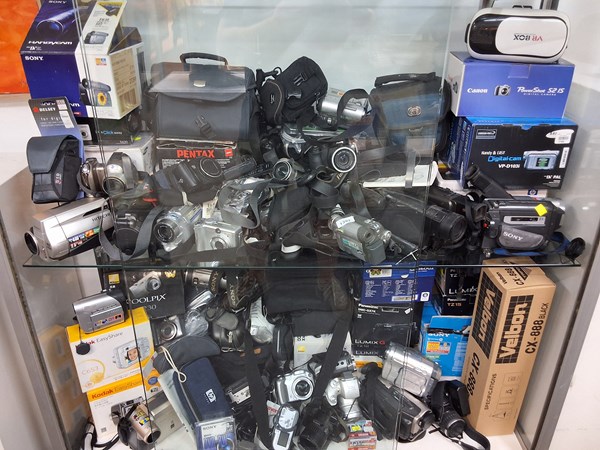 Lot 1392 - CAMERAS