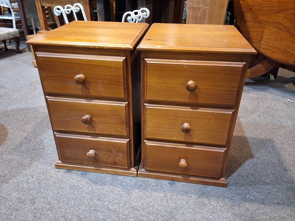 Lot 368 - BEDSIDE CHESTS