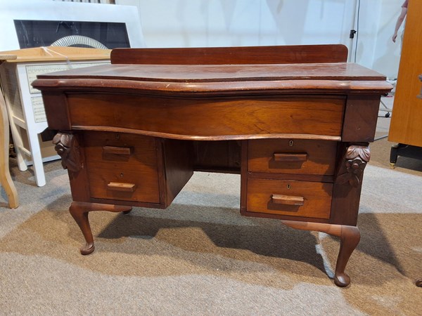Lot 112 - DESK