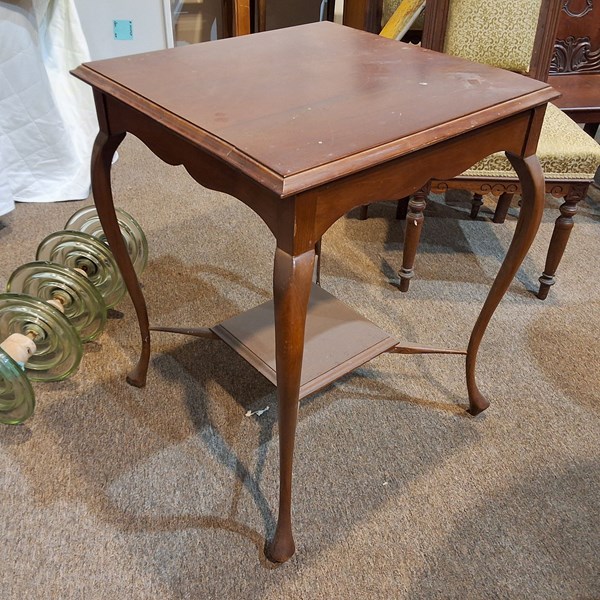 Lot 660 - LAMP TABLE