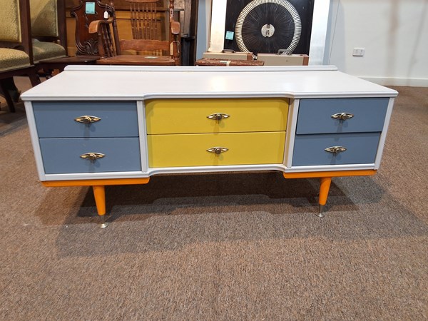 Lot 363 - CHEST OF DRAWERS